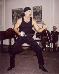 Владимир Пивоваров демонстрирует владение шпагой и кинжалом